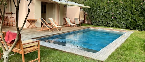 La piscine et le pool house