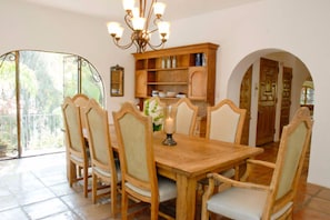 Dining Room sits 8-10