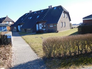 Blick auf das Haus vom Parkplatz aus