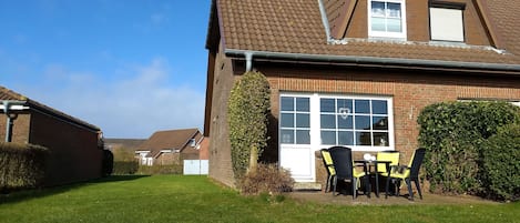 Blick auf das Haus, die Terrasse und in den Garten