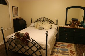 Noah's Ark room  queen bed with flat screenl tv 