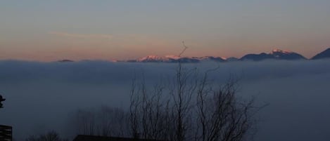 Châlet Rüti, Blick in die Vorarlberger Bergwelt über das Nebelmeer im St. Galler Rheintal hinweg
