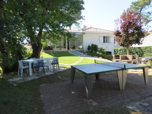 Extérieur avec table de ping pong et barbecue