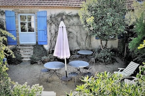 Jardin clos et paysagé.