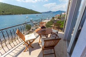 We're just 3 meters away from the sea! Let's begin your vacation right here!
