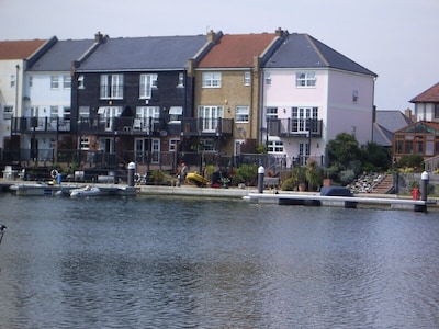 Luxurious 4 bedroom semi-detached town house on the waterfront dble garage&2spac