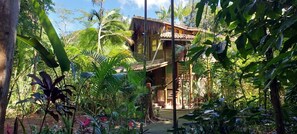 Casa bali na floresta