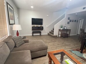 Living room with Smart TV (cable included)