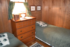 second bedroom with two twin beds