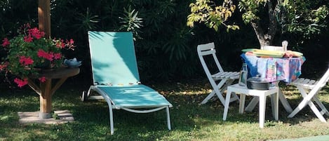 Repas au bord de la piscine avec le chant des cigales