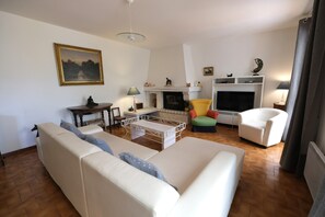 MOURIES holiday rental owner to rent 8 people living room