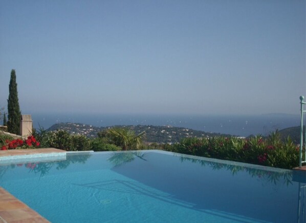 Piscine privée à débordement vue mer