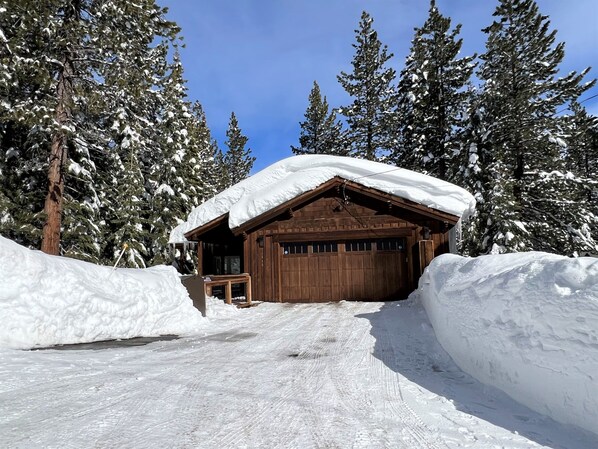 Incredible Mountain Getaway, with Hot Tub, Level 2 EV Charger, Nestled in a Large Wooded Lot