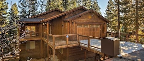 Incredible Mountain Getaway, with Hot Tub, Level 2 EV Charger, Nestled in a Large Wooded Lot