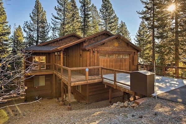 Incredible Mountain Getaway, with Hot Tub, Level 2 EV Charger, Nestled in a Large Wooded Lot