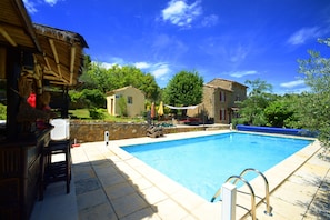 bar lounge, piscine, mazet, terrasse et mas