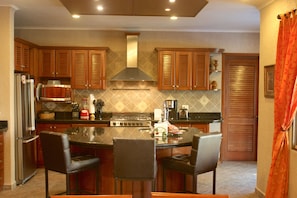 Fully equipped kitchen with Ice Maker