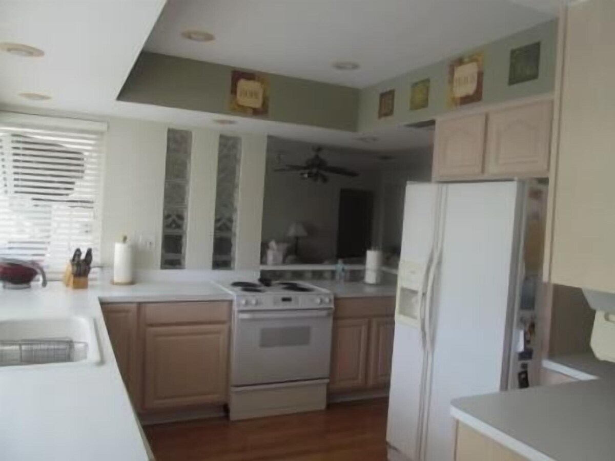 Backyard Paradise: 2bd/2bath Waterfront Home, Heated Salt Water Pool, Tiki Bar