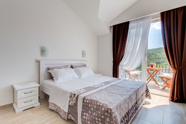 Bright and spacious apartment with terrace.