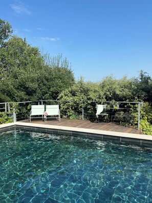Piscine en pierre naturelle de Bali 
Rénovée en 2024