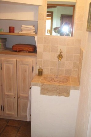 lave mains des toilettes donnant sur l'entrée