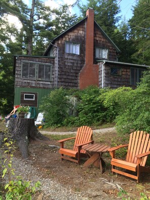 Large cabin steps from lake