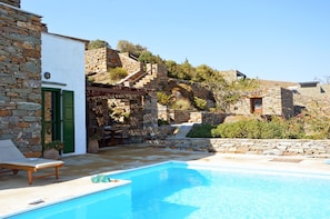 Th villa and pool area