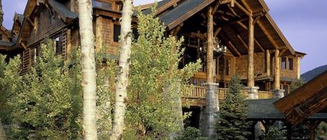 Front of the Whiteface Lodge and entrance.