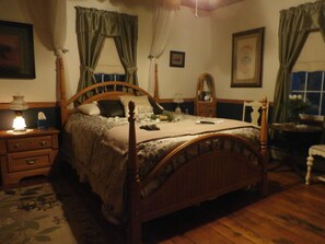 Bear's Den, Queen Bed