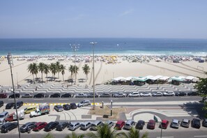 Sweeping view of the beach culture of Rio .
Vista de cultura da praia no Rio.