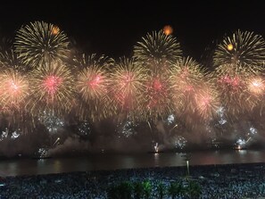 Complete view of New Year's fireworks!  Vista da Queima de Fogo do Ano Novo!
