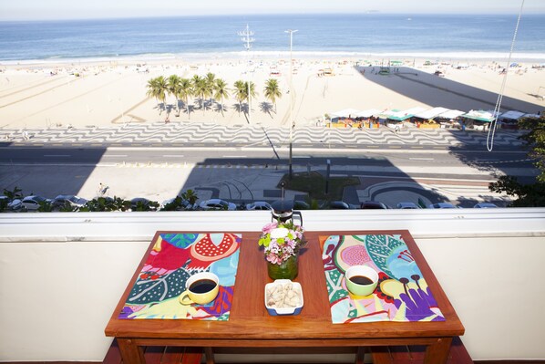 Nothing better than breakfast and beach .
Nada melhor que café de manhã e praia.