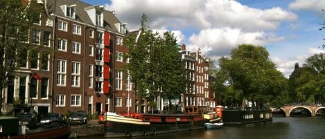 17th Century Monument (red shutters) on the Prinsengracht 