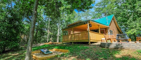 Pigeon Forge Cabin - "S'more Family Fun" - Corn hole boards