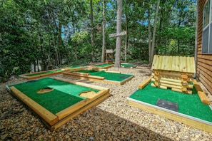 Smoky Mountain Cabin - "S'more Family Fun" - Mini golf course