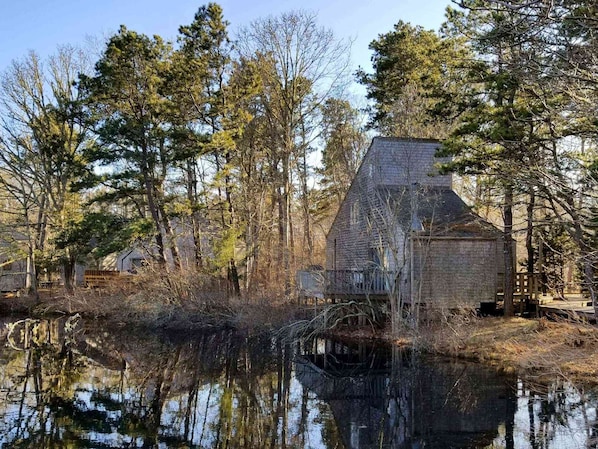 Deck 2 cottage with pond views