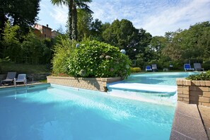 Schöner Pool mit großzügigem Kinderbecken