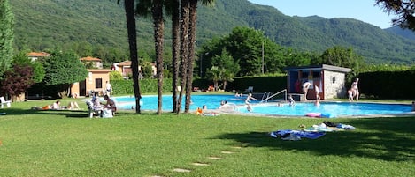 Pool mit Kinderbecken und Liegewiese