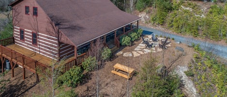 Secluded luxury log cabin but close and convenient to everything!