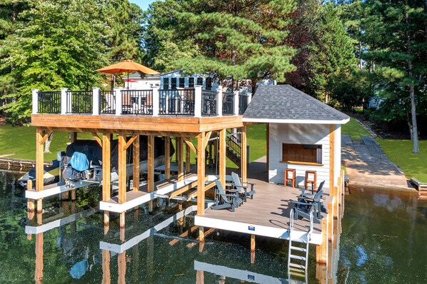 Brand new dock, with plenty of seats for eating or suntanning. 