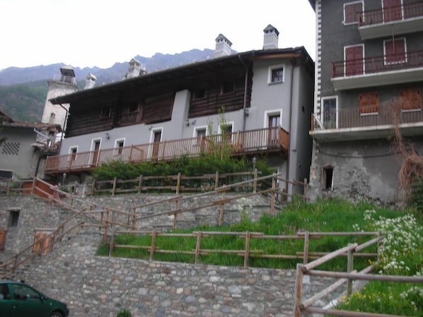 External view of the building. Outside of "le vieux rascard"17