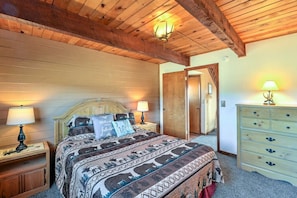 Bedroom 1 w/Queen- located on Main Floor
