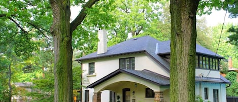 Home nestled in the trees in a stunning mature neighbourhood
