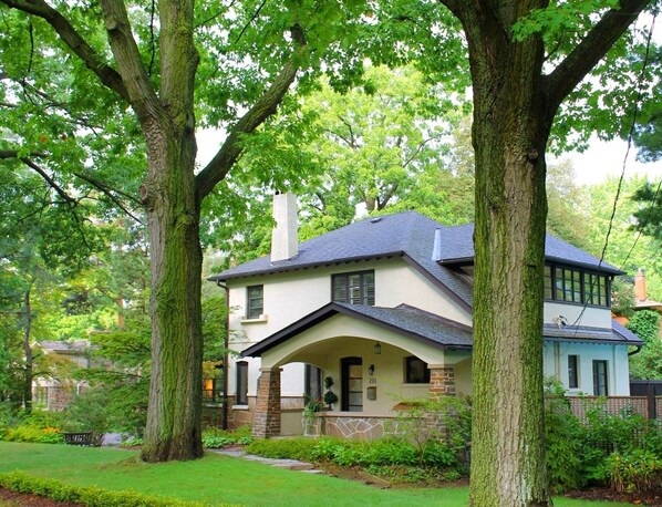 Home nestled in the trees in a stunning mature neighbourhood
