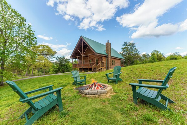 Blazing Firepit w/4 Adirondacks