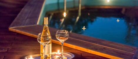 Prendre un dernier verre de vin autour de la piscine
