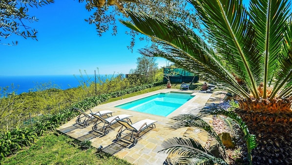 Private pool with nice garden at villa located in sorrentine peninsula holidays