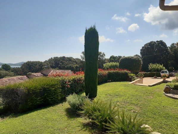 Espace pelouse avec vue mer  devant la villa