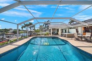 Enjoy our Salt water pool with waterfall and salt water hottub