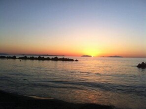 vista del tramonto tra le Isole Eolie